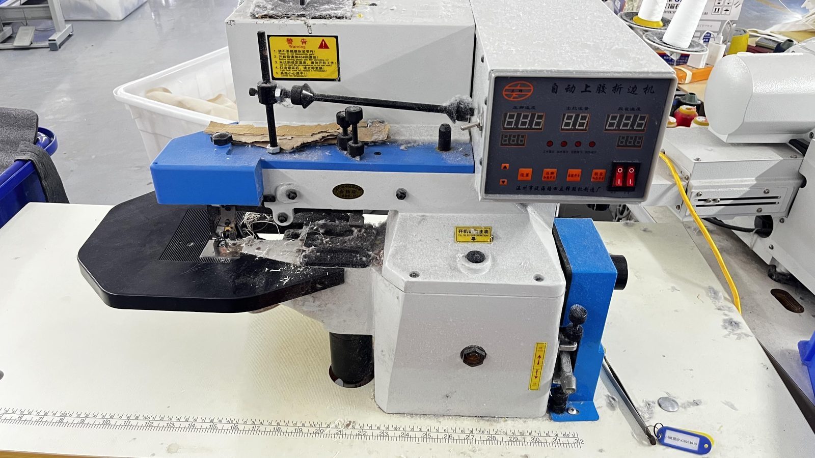 Dobladora automática con adhesivo